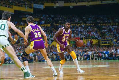 Magic Johnson, con los Lakers, jugando contra los Celtics en la final de 1985.