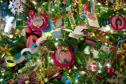 Las coloridas guirnaldas de cadenas de papel que adornan los árboles de Navidad del comedor de Estado han sido elaboradas por las familias de las tripulaciones de los buques militares 'Delaware' y 'Gabrielle Giffords'.