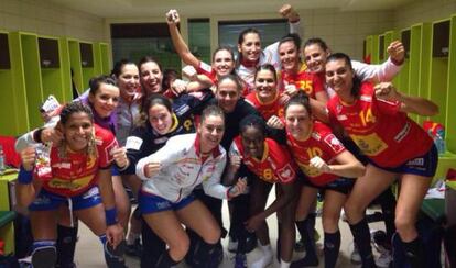 Las jugadoras de la selecci&oacute;n celebrando su victoria. 