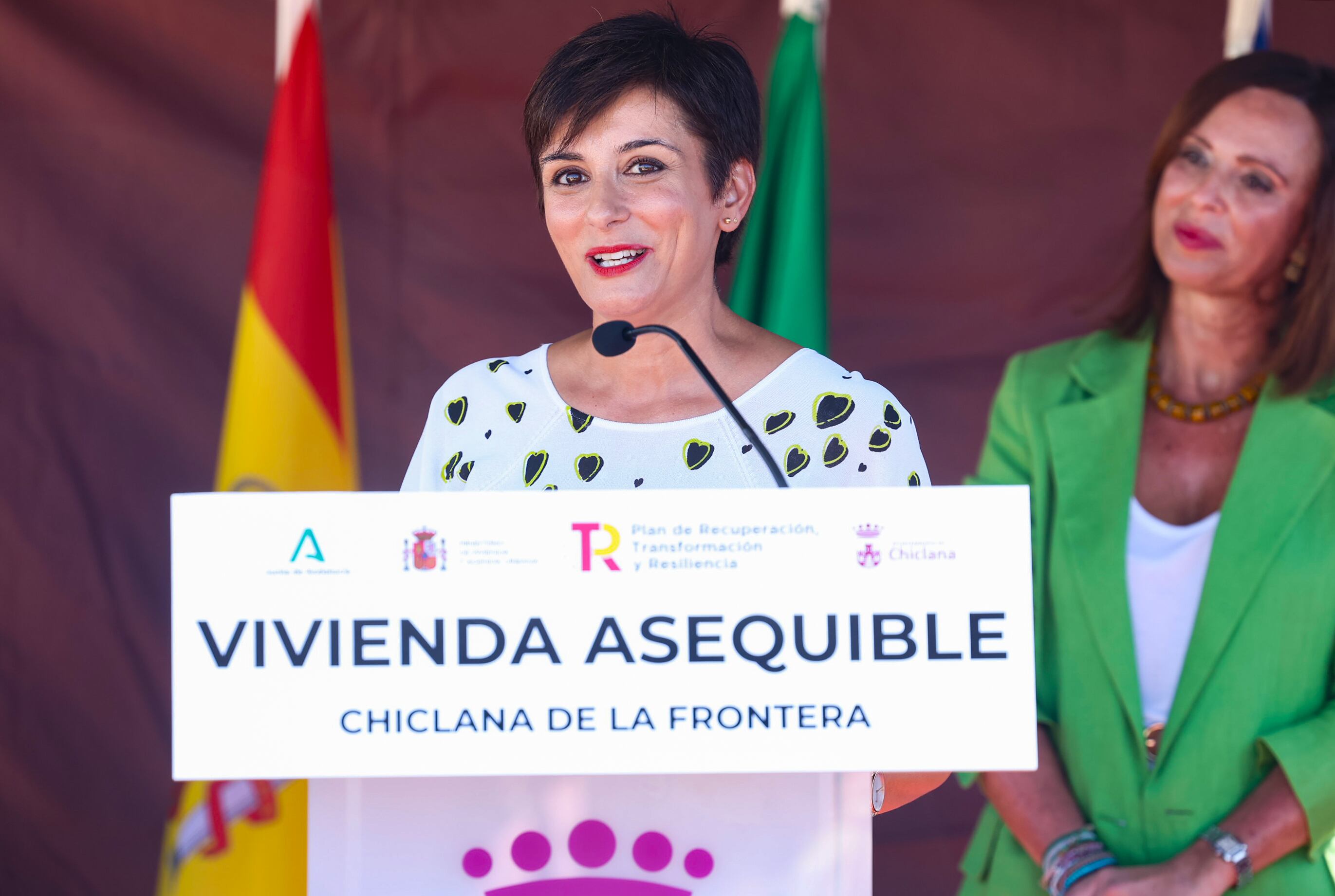 La ministra de Vivienda y Agenda Urbana, Isabel Rodríguez (PSOE), en el acto de colocación este mes de la primera piedra de una promoción de 47 viviendas en Chiclana de la Frontera (Cádiz).