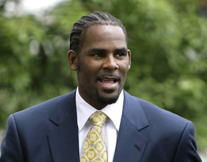 R. Kelly, acusado de pornografía infantil, llegando al tribunal en Chicago en 2008.