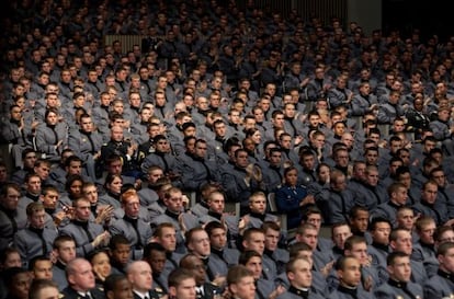 Cadetes de West Point escuchan al presidente Barack Obama durante su discurso de inicio del curso en 2010.