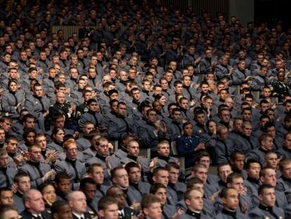 Cadetes de West Point escuchan al presidente Barack Obama durante su discurso de inicio del curso en 2010.