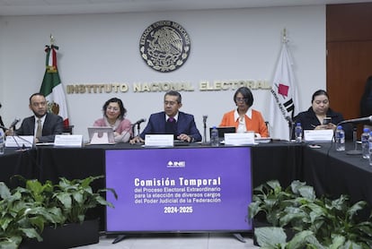 Norma De La Cruz, Jorge Montaño y Rita López Vences en el Institulo Nacional Electoral, en Ciudad de México, en 2024.