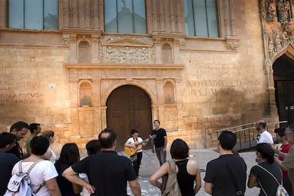 Los cantos de Pep Gimeno, <i>Botifarra</i>, en la primera visita nocturna por la ciudad de Xàtiva.