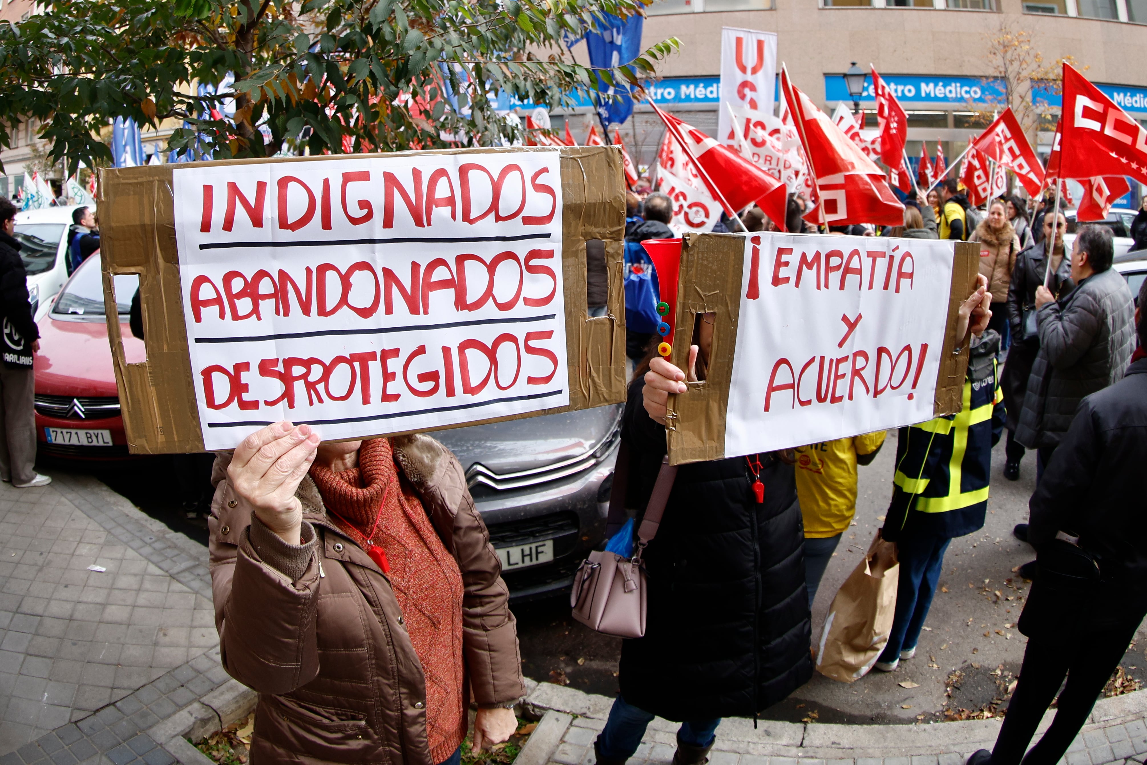 Asistentes a la concentración que los sindicatos CCOO, UGT, ANPE, USO, ADIDE, USIE, UFP, ACAIP y SIAT convocaron en Madrid a favor de la continuidad de MUFACE.