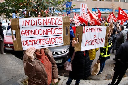 Asistentes a la concentración que los sindicatos CCOO, UGT, ANPE, USO, ADIDE, USIE, UFP, ACAIP y SIAT convocaron en Madrid a favor de la continuidad de MUFACE.