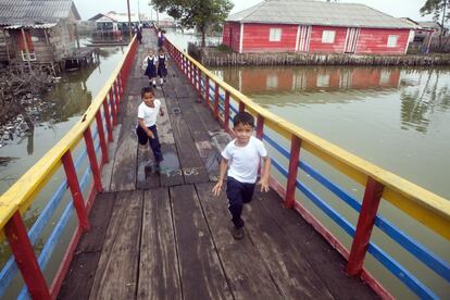 El puente que conduce a la escuela de primaria en Nueva Venecia. En esta localidad palafítica es posible estudiar hasta bachillerato. Después es difícil que las familias de los pescadores puedan enviar a sus hijos a la universidad.