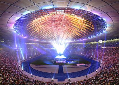 Fuegos artificiales cerraron la ceremonia de inauguración del <i>nuevo</i> estadio berlinés.