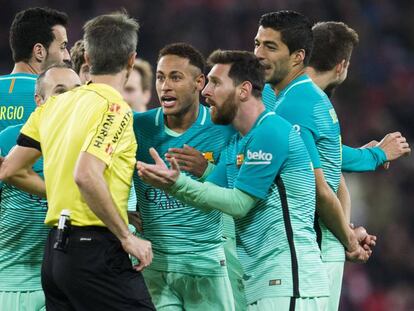 Iniesta, Neymar, Su&aacute;rez y Messi se dirigen al &aacute;rbitro en un momento del encuentro. 
