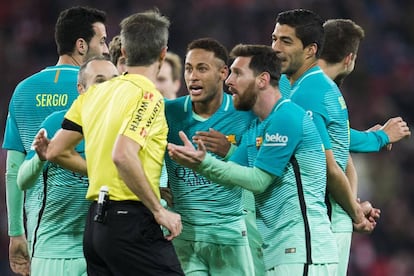 Iniesta, Neymar, Suárez y Messi se dirigen al árbitro en un momento del encuentro.