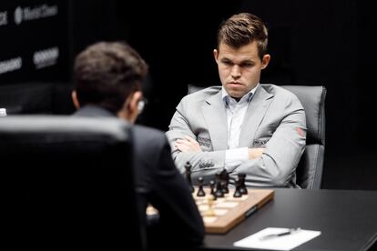 Magnus Carlsen, durante los primeros minutos de la tercera partida del Mundial de Londres