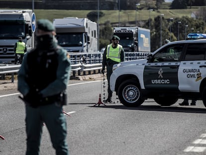 Agentes de la Guardia Civil controlan el paso fronterizo entre España y Portugal en Tui (Pontevedra), en marzo.