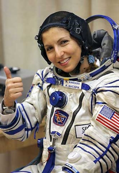 Anousheh Ansari, primera mujer turista espacial y miembro del siguiente equipo de la Estación Espacial Internacional,  saluda durante la preparación de prelanzamiento del lunes 18 de septiembre, en el cosmodromo de Baikonur en Kazajistán.