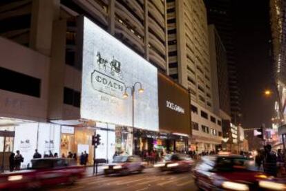 Una calle comercial con firmas de lujo en Hong Kong.