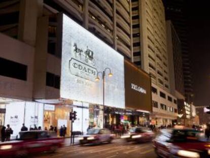 Una calle comercial con firmas de lujo en Hong Kong.