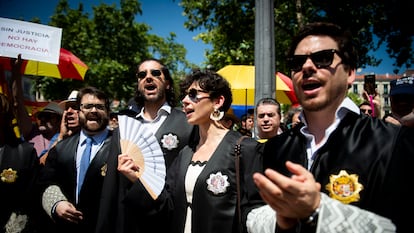 Un momento de la concentración de jueces y fiscales este sábado ante el Tribunal Supremo.