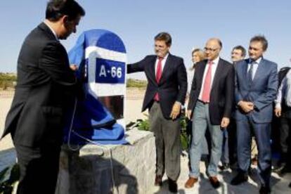 El secretario de Estado de Infraestructuras, Transporte y Vivienda, Rafael Catalá (2i) acompañado del presidente de la Diputación de Zamora, Fernando Martinez Maillo (I); del delegado del Gobierno en Castilla y León, Ramino Ruiz Medrano (2d); del director general de Carreteras, Jorge Urrecho (d) y otras autoridades locales y provinciales asisten al acto simbólico de la colocación de la primera piedra de las obras de la autovía A-66 entre Zamora y Benavente, en Granja de Moreruela (Zamora).