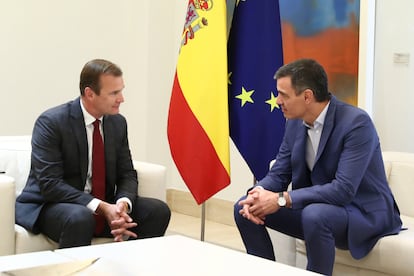 El presidente del Gobierno, Pedro Sánchez (d), en un encuentro con el CEO de Masorange, Meinrad Spenger, en julio.