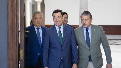 El presidente de la Junta de Andalucía, Juan Manuel Moreno, y el consejero de la Presidencia, Antonio Sanz.