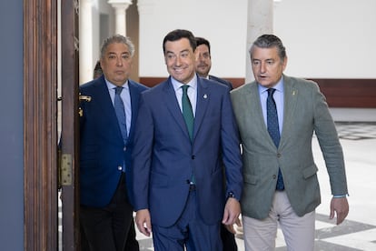 El presidente de la Junta de Andalucía, Juan Manuel Moreno (en el centro), y el consejero de la Presidencia, Antonio Sanz (a su derecha en la imagen).