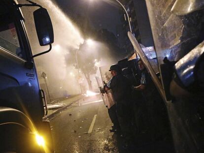 La policía utiliza un cañón de agua para dispersar a los manifestantes en Río de Janeiro, 22 de julio de 2013.