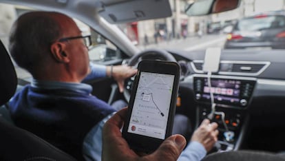 Jaime, conductor de UBER, durante un servicio por las calles de Barcelona.