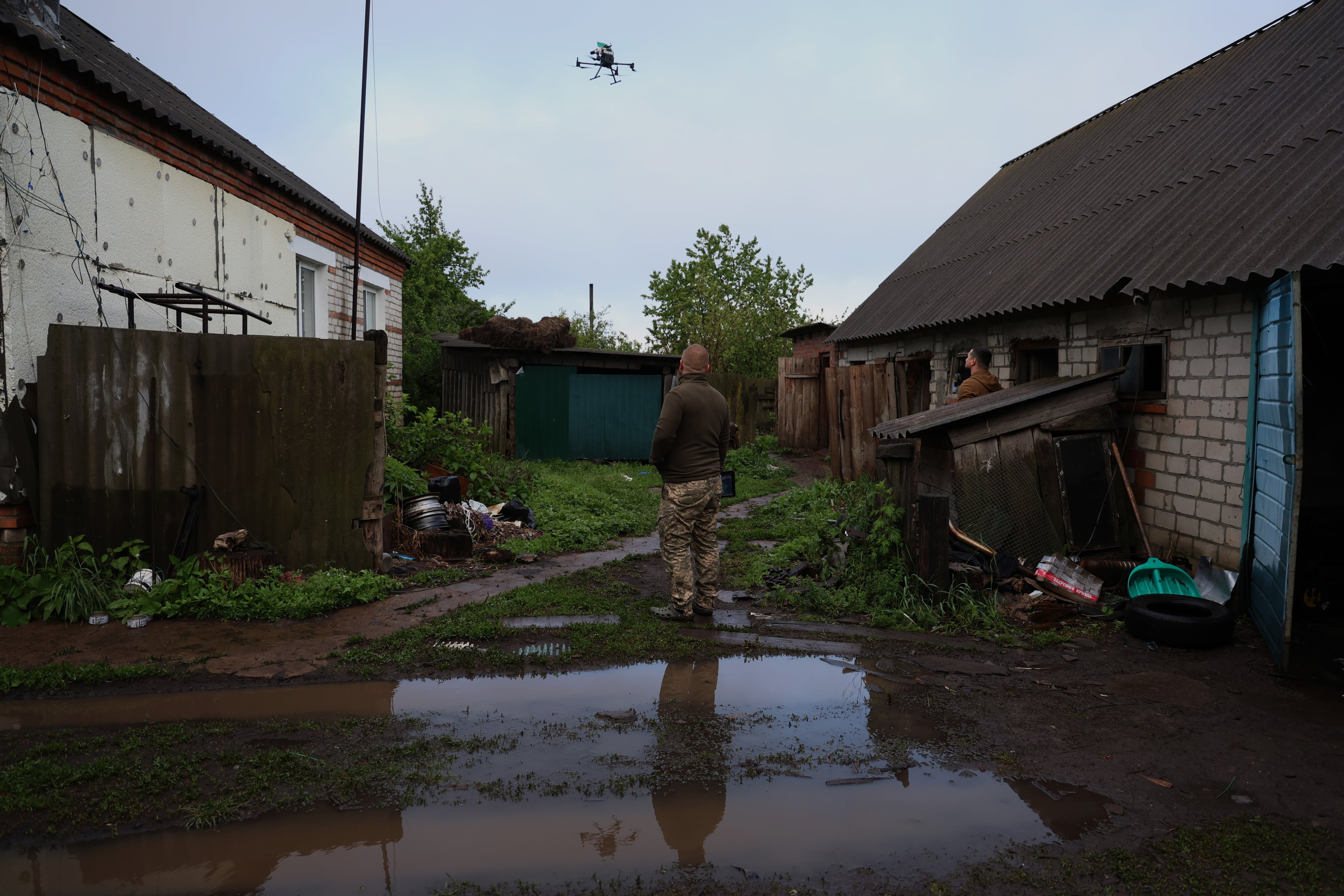 Miembros de la unidad Aquiles, especializada en drones, con un aparato no tripulado en el frente de Járkov el pasado 13 de mayo.