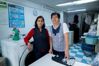 Macrina Guzmán y Alma Gloria Lozano, trabajadoras de una lavandería.