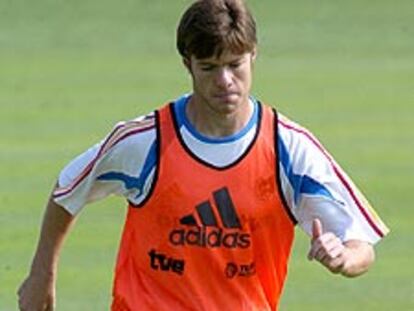 Xabi Alonso, en el entrenamiento de la selección española.
