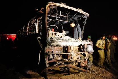 Restos del autobús calcinado en Karachi (Pakistán).