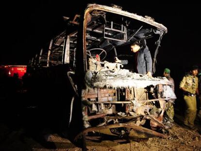 Restes de l'autobús calcinat a Karachi (el Pakistan).