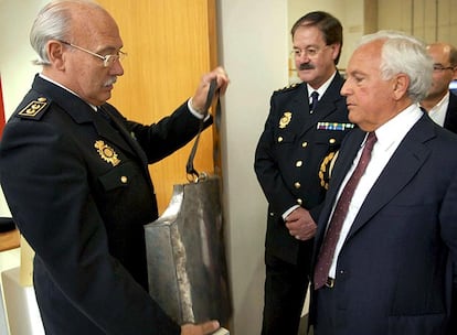 El presidente de la Diputación de Ourense, José Luis Baltar, ayer en una exposición de la Policía Científica en Ourense.