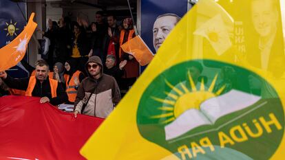 Seguidores del presidente turco, Recep Tayyip Erdogan, ondean banderas nacionales, de su partido, el islamista AKP, y de Huda Par, el pasado 9 de mayo.