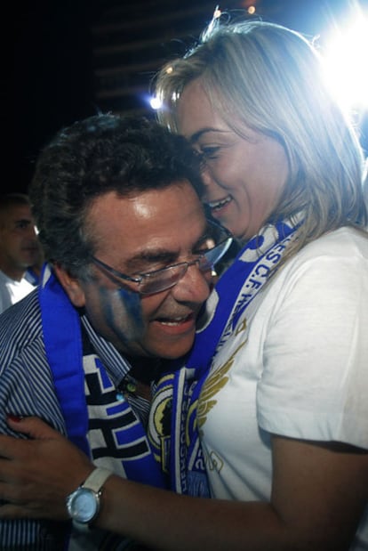 Enrique Ortiz, empresario y propietario del Hércules, celebra con la alcaldesa de la ciudad, Sonia Castedo, el ascenso del euqipo a Primera en 2010.