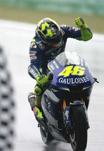 Valentino Rossi celebra su victoria.