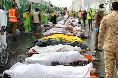 Personal de emergencia saudíes junto a los cuerpos de los peregrinos del Hajj en el lugar donde al menos 717 personas han fallecido y cientos resultaron heridas en una estampida en Mina, cerca de la ciudad santa de La Meca.