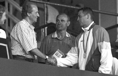 Antonio Peñalver saluda al Rey en presencia de Millán.
