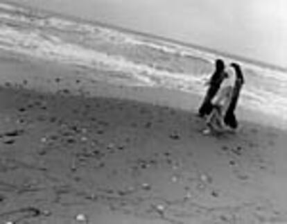 'Mis primas en la playa', de Bruno Boujdejal. Fotografía extraída de la exposición 'Argelia, 1979-1999', en gira por el circuito de Fnac.