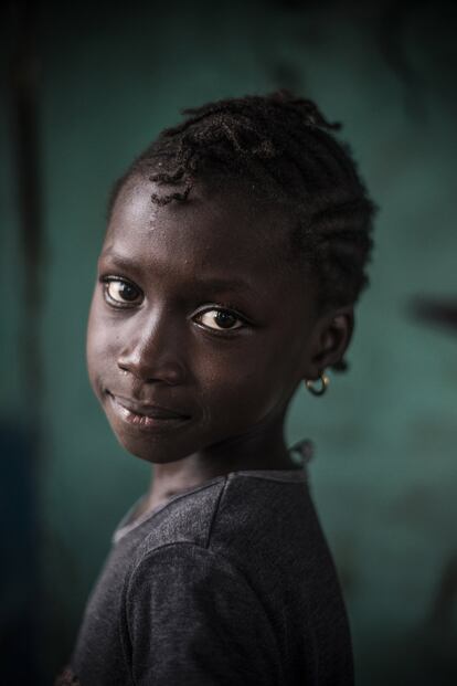 Retrato de una niña superviviente a la mutilación genital en un pequeño poblado de la frontera entre Guinea Conakry y Bisáu en el año 2019. Según el Fondo de Población de las Naciones Unidas, al menos el 42% de las niñas entre 15 y 19 años han sufrido la ablación. En esta zona, la mayoría de los hogares carecen de agua y luz, la población tampoco tiene acceso a centros sanitarios y medicinas. Muchos niños y niñas no acuden a la escuela porque tienen que ayudar a sus familias para sobrevivir. La fotografía fue realizada durante una campaña de sensibilización para intentar frenar la práctica de la MGF a través del proyecto Utopia Project.