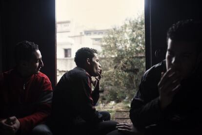 Mohammed Ahmed y Nabi, dos inmigrantes en un vagón de tren de la estación de ferrocarril abandonada de Corinto, en el Peloponeso.