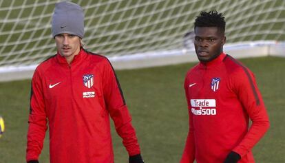 Griezmann y Thomas durante el último entrenamiento antes de enfrentarse con el Real Madrid en el Wanda Metropolitano.