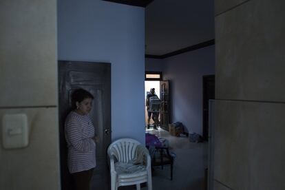 Vecinos afectados por el sismo en el centro de Portoviejo recogen sus pertenencias ante el desalojo de sus hogares.