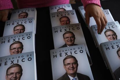 Ejemplares de la autobiografía de Marcelo Ebrard, 'El camino de México', en el Palacio de Minería, donde presentó el libro.