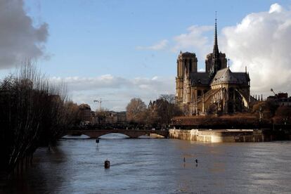 Vista de la crecida del río Sena cerca de Notre Dame en París, el 26 de enero de 2018.