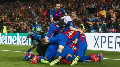Jogadores do Barça comemoram o sexto gol contra o PSG.