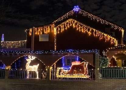 Una vivienda de Arroyomolinos decorada con luces de Navidad.