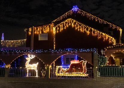 Una vivienda de Arroyomolinos decorada con luces de Navidad.