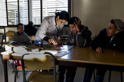 En la sala de actividades, Salwa ayuda a un paciente en la clase de manualidades. Entre los usuarios del centro hay casos de todo tipo: déficits tanto motores como cognitivos, problemas de conducta, hiperactividad, autismo, síndrome de Down, parálisis cerebral, lesiones musculares, tetraparesias, pies equinovaros, entre otros.