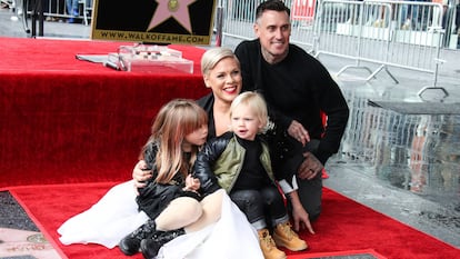 La cantante P!nk junto a Carey Hart junto a sus hijos tras inaugurar la estrella en el Paseo de la Fama de Hollywood, en 2019.